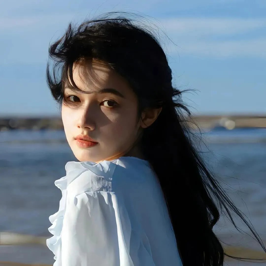 泳池里的男孩